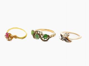 Tre anelli in oro giallo, diamanti e pietre colorate  - Asta Gioielli e Orologi - Associazione Nazionale - Case d'Asta italiane