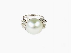 Anello in oro bianco, diamanti e perla a bottone  - Asta Gioielli e Orologi - Associazione Nazionale - Case d'Asta italiane