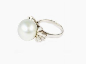Anello in oro bianco, diamanti e perla a bottone  - Asta Gioielli e Orologi - Associazione Nazionale - Case d'Asta italiane