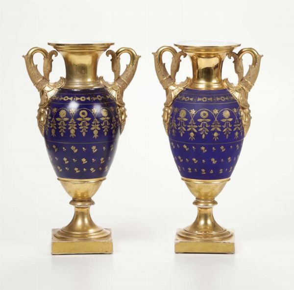 Coppia di vasi montati a lampada Probabilmente Parigi, prima met del XIX secolo  - Asta Ceramiche - Asta a Tempo - Associazione Nazionale - Case d'Asta italiane