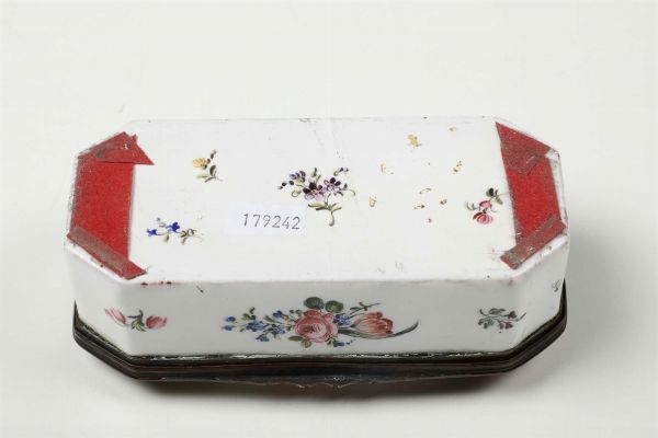 Due tabacchiere, una scatolina e un calamaio. XIX secolo  - Asta Ceramiche - Asta a Tempo - Associazione Nazionale - Case d'Asta italiane