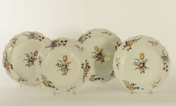 Quattro piatti Francia, probabilmente Marsiglia, terzo quarto del XVIII secolo  - Asta Ceramiche - Asta a Tempo - Associazione Nazionale - Case d'Asta italiane