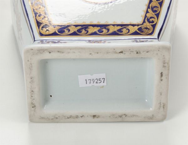 Coppia di vasi  Parigi, probabilmente Manifattura Samson, 1900 circa  - Asta Ceramiche - Asta a Tempo - Associazione Nazionale - Case d'Asta italiane