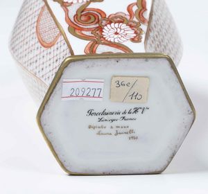 Coppia di vasetti con coperchio Francia, Limoges, dipinti a mano da Laura Fanelli, 1970  - Asta Ceramiche - Asta a Tempo - Associazione Nazionale - Case d'Asta italiane