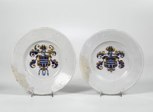 Coppia di grandi piatti Probabilmente Lazio, Roma (?), XVII secolo  - Asta Ceramiche - Asta a Tempo - Associazione Nazionale - Case d'Asta italiane