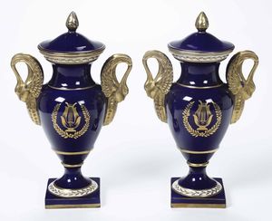 Coppia di vasi con coperchi XX secolo  - Asta Ceramiche - Asta a Tempo - Associazione Nazionale - Case d'Asta italiane