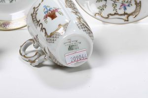 Tre tazze con piattino Decorazione di Laura Jannelli, 1970  - Asta Ceramiche - Asta a Tempo - Associazione Nazionale - Case d'Asta italiane