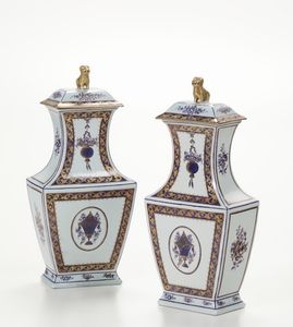 Coppia di vasi  Parigi, probabilmente Manifattura Samson, 1900 circa  - Asta Ceramiche - Asta a Tempo - Associazione Nazionale - Case d'Asta italiane