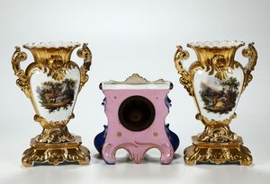 Coppia di vasi e un orologio Probabilmente Boemia e Francia, met del XIX secolo  - Asta Ceramiche - Asta a Tempo - Associazione Nazionale - Case d'Asta italiane