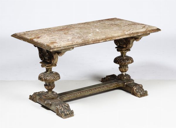 Tavolino in legno intagliato con piano in marmo, XX secolo  - Asta Antiquariato III - Asta a Tempo - Associazione Nazionale - Case d'Asta italiane