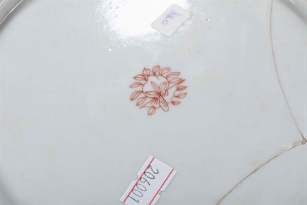 Cinque piatti in porcellana Famiglia Rosa, Cina  - Asta Antiquariato III - Asta a Tempo - Associazione Nazionale - Case d'Asta italiane