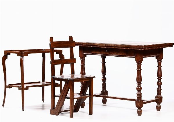 Lotto composto da due tavolini e una sedia a scaletta  - Asta Antiquariato III - Asta a Tempo - Associazione Nazionale - Case d'Asta italiane