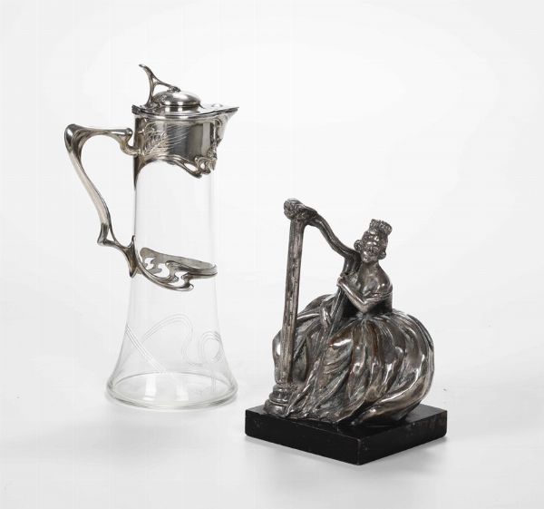 Statuina femminile con arpa in metallo e bottiglia cristallo e metallo  - Asta Antiquariato III - Asta a Tempo - Associazione Nazionale - Case d'Asta italiane