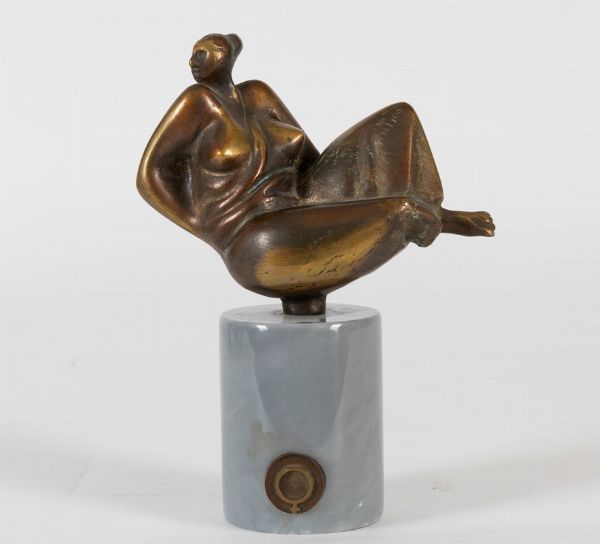 Figura di donna in bronzo su piedistallo circolare  - Asta Antiquariato III - Asta a Tempo - Associazione Nazionale - Case d'Asta italiane