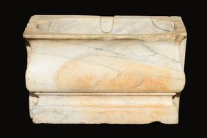 Antica vasca in marmo sagomato poggiante su piede a plinto  - Asta Antiquariato III - Asta a Tempo - Associazione Nazionale - Case d'Asta italiane