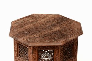 Tavolino ottagonale in legno intagliato e traforato  - Asta Antiquariato III - Asta a Tempo - Associazione Nazionale - Case d'Asta italiane