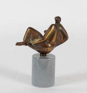 Figura di donna in bronzo su piedistallo circolare  - Asta Antiquariato III - Asta a Tempo - Associazione Nazionale - Case d'Asta italiane