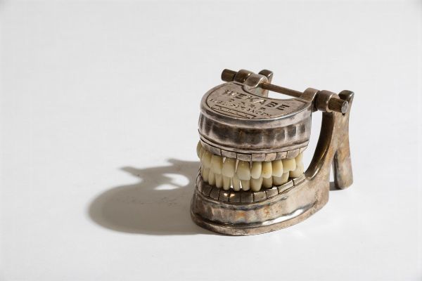 Set dimostrativo di protesi dentale, 1920/30, firmato Wekabe 2 d. R. P. Ausl. Pat. Angem. / 5311  - Asta Out of the Ordinary - Associazione Nazionale - Case d'Asta italiane
