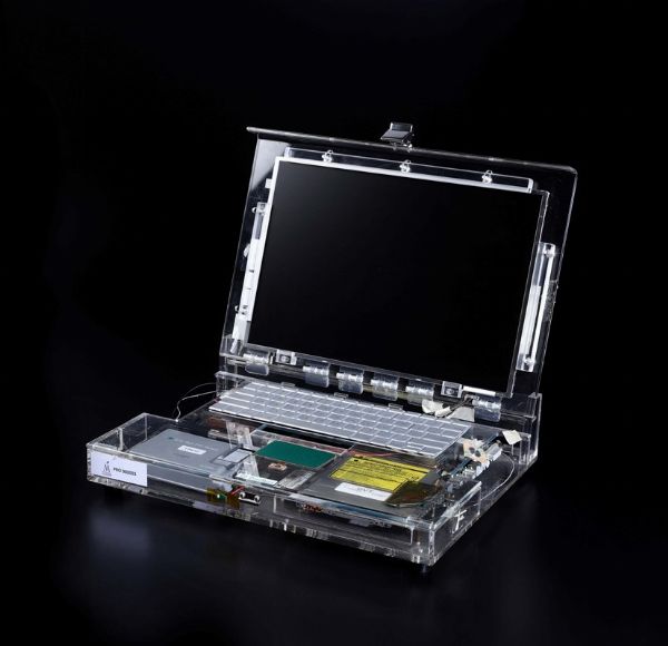 Prototipo di Apple Powerbook G4 alluminum (2002)  - Asta Out of the Ordinary - Associazione Nazionale - Case d'Asta italiane