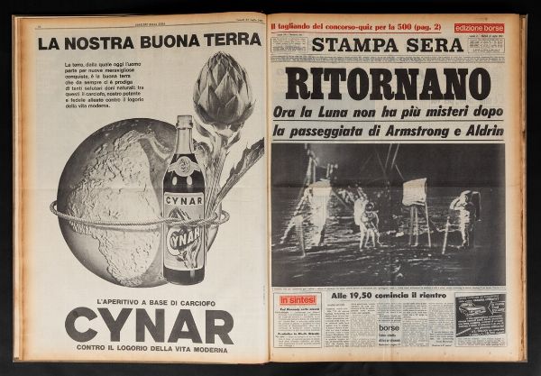 Cynar Libro con copertina contenente originali articoli di quotidiani dello sbarco sulla Luna anno 1969.  - Asta Out of the Ordinary - Associazione Nazionale - Case d'Asta italiane