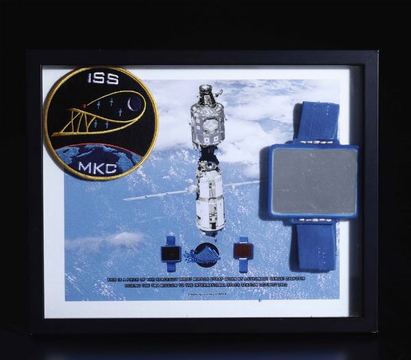 Frammento del cinturino dello specchio di emergenza del comsonauta Sergej Viktorovi  Zaltin utilizzato nella missione Sojuz TMA-1  - Asta Out of the Ordinary - Associazione Nazionale - Case d'Asta italiane