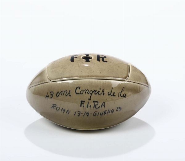 Scatola a foggia di pallone da rugby  - Asta Out of the Ordinary - Associazione Nazionale - Case d'Asta italiane