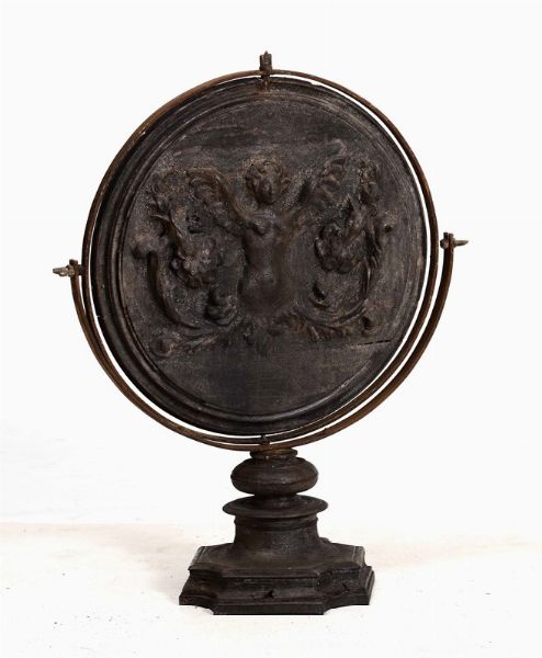 Specchio convesso basculante in legno intagliato con figura di donna alata  - Asta Out of the Ordinary - Associazione Nazionale - Case d'Asta italiane