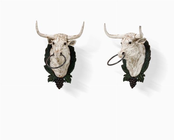 Due teste di toro in metallo dipinto, Italia, inizio XX secolo  - Asta Out of the Ordinary - Associazione Nazionale - Case d'Asta italiane