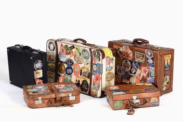 Lotto composto da cinque valigie da viaggio in cuoio con adesivi di hotel europei, XX secolo  - Asta Out of the Ordinary - Associazione Nazionale - Case d'Asta italiane