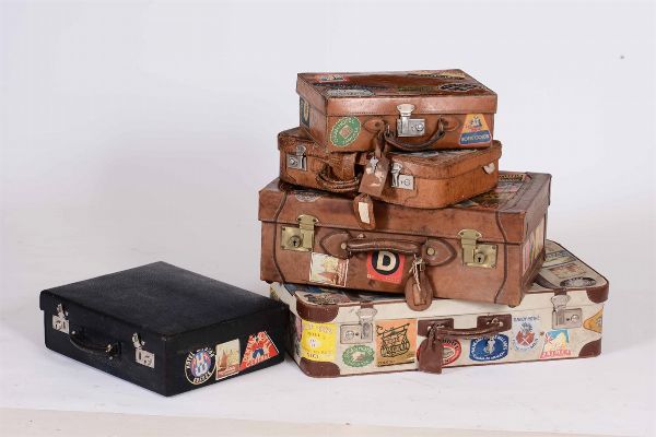 Lotto composto da cinque valigie da viaggio in cuoio con adesivi di hotel europei, XX secolo  - Asta Out of the Ordinary - Associazione Nazionale - Case d'Asta italiane