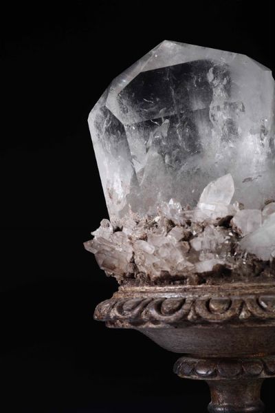 Importante cristallo di rocca su base in legno  - Asta Out of the Ordinary - Associazione Nazionale - Case d'Asta italiane