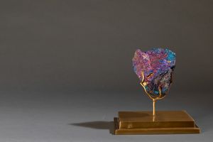 Calcopirite iridescente su base in ottone  - Asta Out of the Ordinary - Associazione Nazionale - Case d'Asta italiane