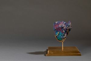 Calcopirite iridescente su base in ottone  - Asta Out of the Ordinary - Associazione Nazionale - Case d'Asta italiane