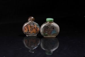 Due snuff bottles in vetro dipinto a soggetto erotico, Cina, XX secolo  - Asta Out of the Ordinary - Associazione Nazionale - Case d'Asta italiane
