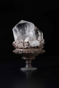 Importante cristallo di rocca su base in legno  - Asta Out of the Ordinary - Associazione Nazionale - Case d'Asta italiane