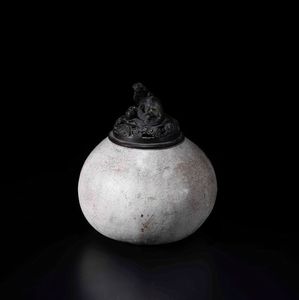 Zucca sormontata da coperchio in bronzo con cane di Pho, Cina, XIX secolo  - Asta Out of the Ordinary - Associazione Nazionale - Case d'Asta italiane