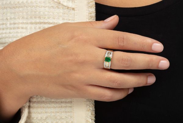 Anello con smeraldo e diamanti taglio rotondo e princess  - Asta Gioielli - Asta a Tempo - Associazione Nazionale - Case d'Asta italiane