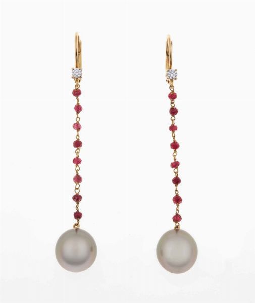 Orecchini pendenti con perle, piccoli rubini e diamanti  - Asta Gioielli - Asta a Tempo - Associazione Nazionale - Case d'Asta italiane