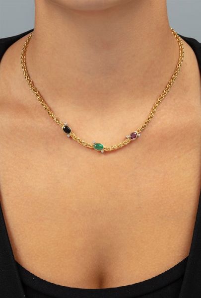 Girocollo con zaffiro, smeraldo, rubino e diamanti  - Asta Gioielli - Asta a Tempo - Associazione Nazionale - Case d'Asta italiane