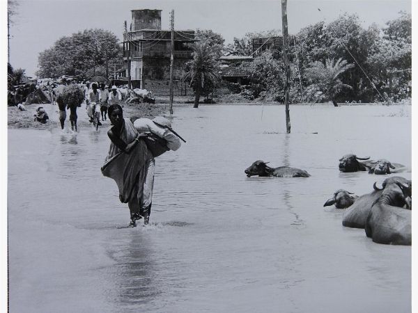 Santosh Basak : Alluvione a Calcutta 1978  - Asta Fotografie tra Ottocento e Novecento - Associazione Nazionale - Case d'Asta italiane