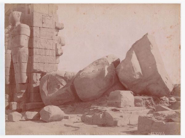 Statue de Rhamses III reversee au Rhamesseum  - Asta Fotografie tra Ottocento e Novecento - Associazione Nazionale - Case d'Asta italiane