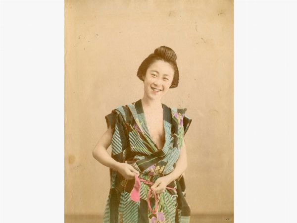 Girl wearing traditional dresses  - Asta Fotografie tra Ottocento e Novecento - Associazione Nazionale - Case d'Asta italiane