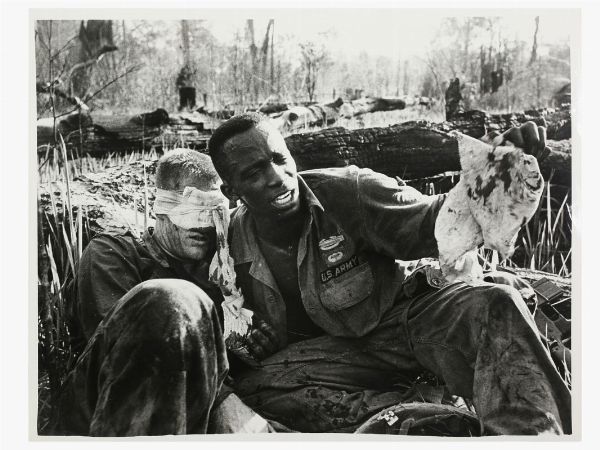 Steve Northup : Army medic helping wounded soldier Chu Pong Vietnam 1969  - Asta Fotografie tra Ottocento e Novecento - Associazione Nazionale - Case d'Asta italiane