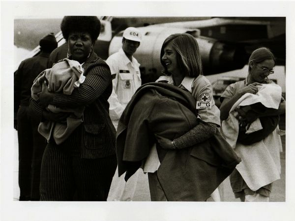 Wayne Miller : Vietnamese orphans arriving in USA 1975  - Asta Fotografie tra Ottocento e Novecento - Associazione Nazionale - Case d'Asta italiane