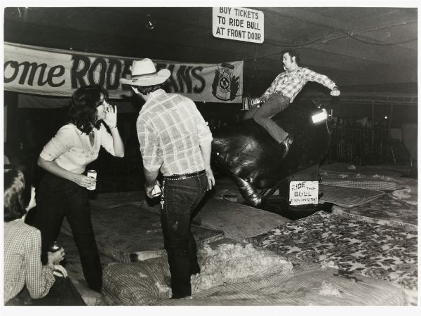 Michel Giannoulatos : Cowboys at Gilley's Pasadena 1979  - Asta Fotografie tra Ottocento e Novecento - Associazione Nazionale - Case d'Asta italiane