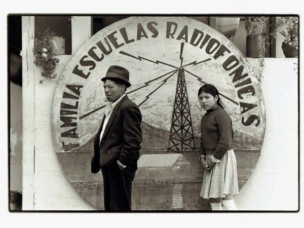 Sebastiao Salgado : Familia Escuelas Radiofonicas, Per 1978  - Asta Fotografie tra Ottocento e Novecento - Associazione Nazionale - Case d'Asta italiane