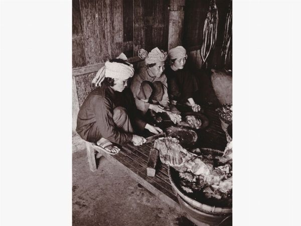 Marita Wikander : Lavoratori bambini e Donne in cucina, Cambogia 1978  - Asta Fotografie tra Ottocento e Novecento - Associazione Nazionale - Case d'Asta italiane