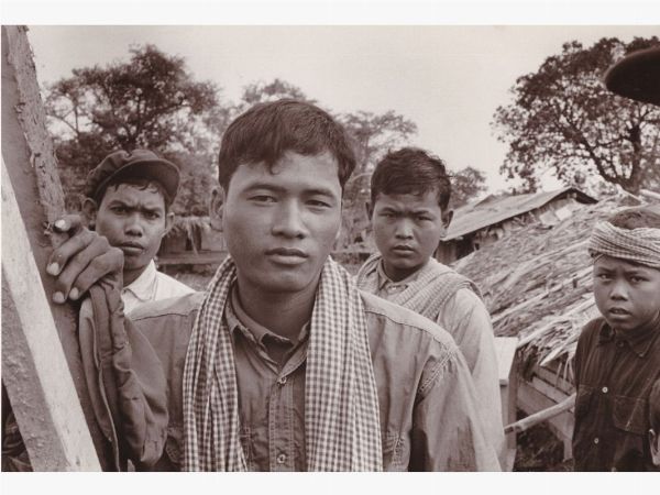Gunnar Bergstrom : Ritratto di uomini in un villaggio, Cambogia 1979  - Asta Fotografie tra Ottocento e Novecento - Associazione Nazionale - Case d'Asta italiane