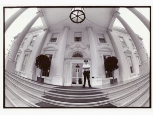 David Burnett : Entrance to the White House, Washington, U.S.A.  - Asta Fotografie tra Ottocento e Novecento - Associazione Nazionale - Case d'Asta italiane