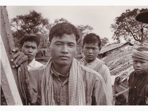 Gunnar Bergstrom - Ritratto di uomini in un villaggio, Cambogia 1979